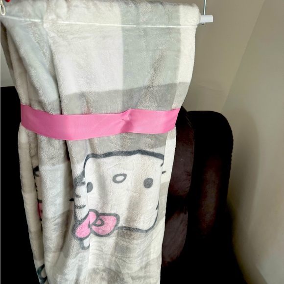 new hello kitty blanket - Picture 2 of 2